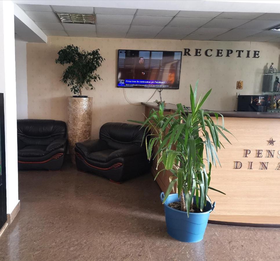 Hotel Dinastia ปีเตช ภายนอก รูปภาพ