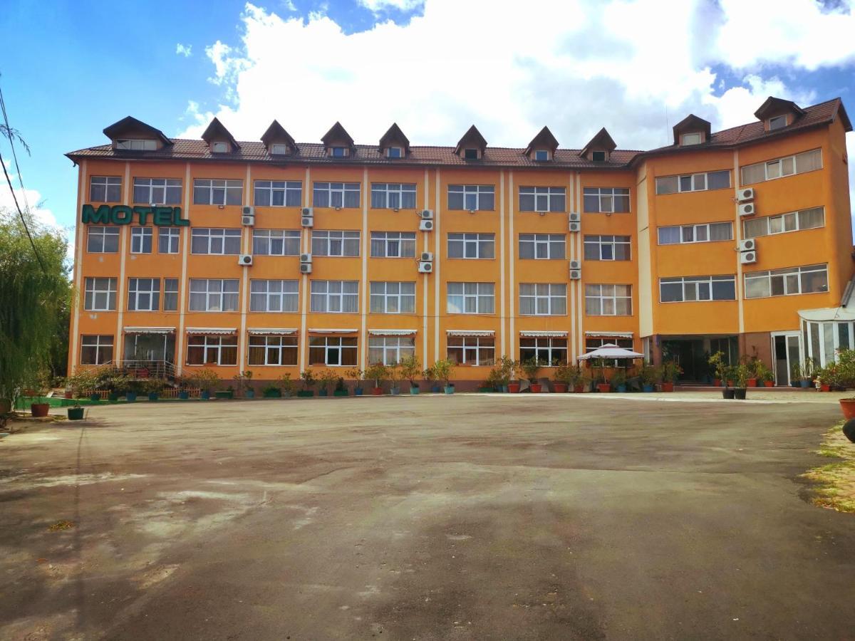 Hotel Dinastia ปีเตช ภายนอก รูปภาพ